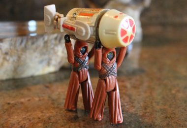 Jawas carrying droid